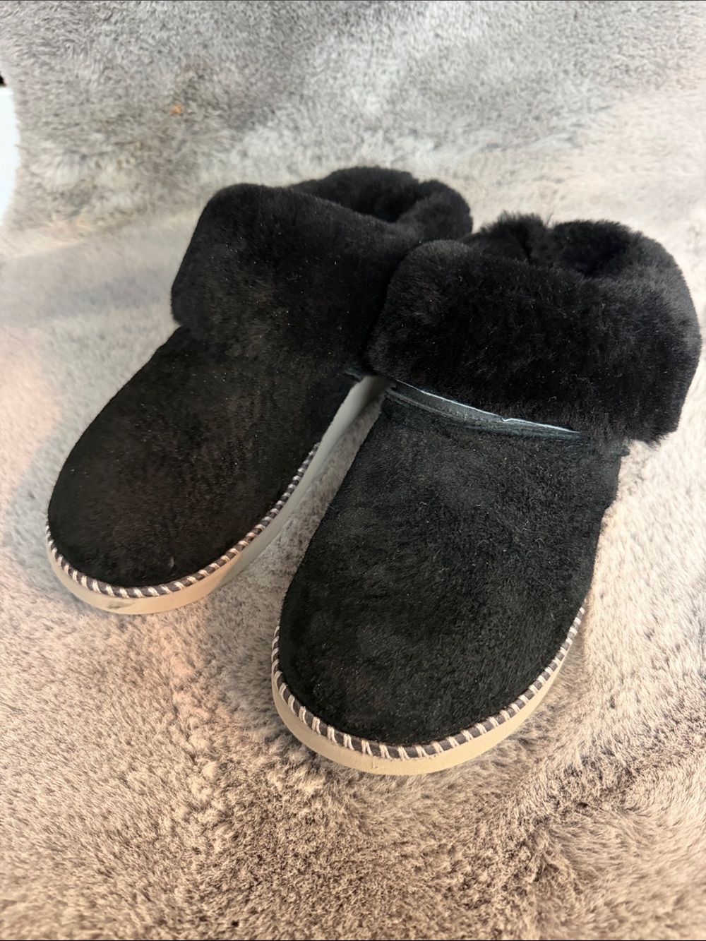 OluKai Women’s Black leather Fur Cuff Slip-Ons